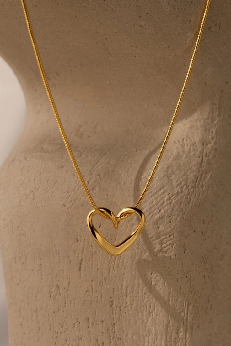 GOLDEN HEART NECKLACE